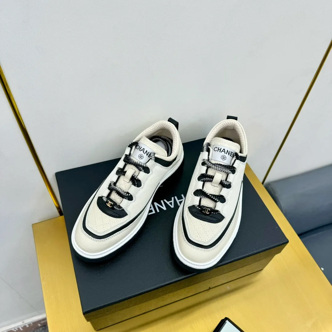 👟👟Ex-factory price 600👟👟 CHANEL 25C early spring vacation style new casual shoes. A pair of comfortable shoes can reduce the fatigue on your feet. The new style is very versatile, whether it is daily wear or a sister party. It can be easily used for commuting in the workplace, outdoor sports and various occasions. It can increase the height, straighten the legs, modify the shape of the feet, is comfortable and comfortable without rubbing the feet, and has good breathability. It can also be worn in summer. Office workers can also easily own it when wearing it. The fabric is pebbled cowhide + plaid pad to show off sheepskin. The original open-molded rubber foam outsole! size: 35-40 (41 customized, non-refundable and non-exchangeable)